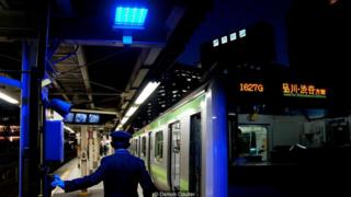 Lámpara de luz azul en una estación de Japón