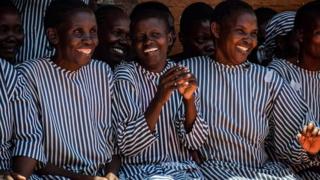 Wafungwa nchini Kenya wakiwasherehekea wenzao wanaoshiriki katika shindani la malkia wa urembo