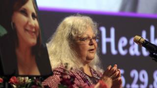 Susan Bro, madre de Heather Heyer, junto a una imagen de su hija.