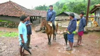 టీచర్, గుర్రం