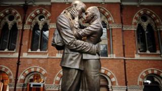 Londonning Sent-Pankras vokzalidagi "Uchrashuv joyi" Pol Deyning eng mashhur sanʼaьt asarlaridandir