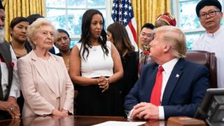 Trump menemui korban persekusi agama di Gedung Putih 17 Juli 2019.