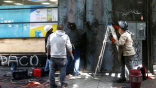 Trabajadores afuera de una farmacia