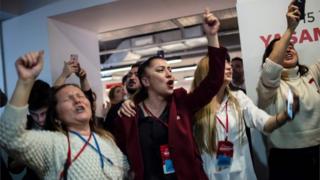 Müxalifət tərəfdarları İstanbulda CHP-nin qələbəsini qeyd edir