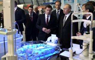 10 июля 2017. Директор по особым поручениям госкорпорации "Ростех" Василий Бровко, министр промышленности и торговли РФ Денис Мантуров и президент РФ Владимир Путин (в центре слева направо) во время посещения международной выставки промышленности и инноваций "Иннопром-2017" в МВЦ "Екатеринбург-Экспо".