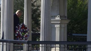 Tổng thống Donald Trump đặt vòng hoa tưởng niệm cố Tổng thống Andrew Jackson ở Nashville hôm 15/03