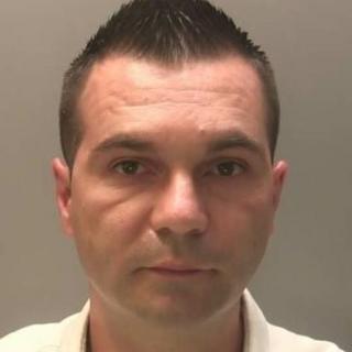 Carchar i ddyn gafodd ei ddal gan helwyr pedoffiliaid