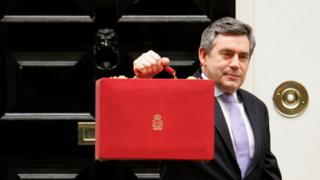 Британский канцлер казначейства Гордон Браун ведет краткое дело, в котором хранится годовой бюджет, когда он покидает Даунинг-стрит № 11 (номер одиннадцать) 22 марта 2006 года в Лондоне, Англия.