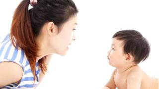 Mujer asiática con bebé.