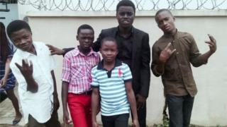 Okina ati awọn ọmọ ti o ran lọwọ
