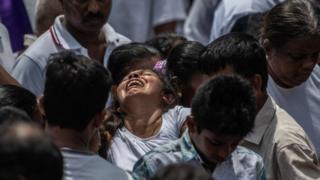 কফিনের সামনে স্বজনের কান্না