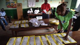 Vote count in Bangui, 30 Dec 15