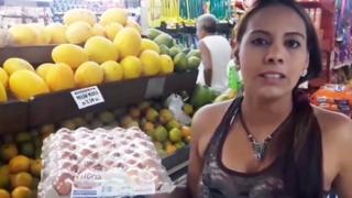 Victoria no supermercado, segurando uma bandeja de ovos
