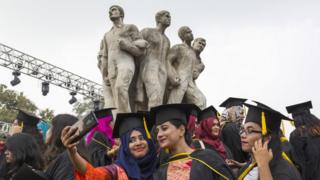ঢাকা বিশ্ববিদ্যালয়ে শিক্ষার্থীরা গ্র্যাজুয়েশন উৎসব করছেন, ০৬-১০-২০১৮।