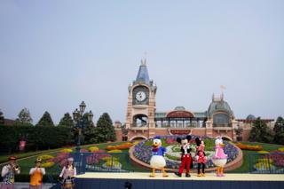 Darsteller in einer Zeremonie zur Wiedereröffnung von Shanghai Disneyland