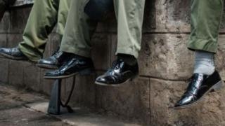 Contrairement aux règlements vestimentaires de la police, certains officiers ont acheté des chaussures auprès de divers vendeurs