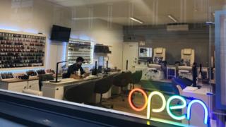 Biển ‘Mở cửa’ vẫn sáng đèn nhưng tiệm không có khách