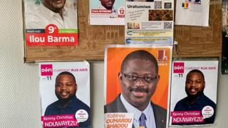 Felin Gakwaya aganira n'ababirigi b'abimukira bakomoka muri Afrika mu karere k'ibiyaga bigari, cane cane mu Rwanda no mu Burundi, biyamamaje muri aya matora yo mu Bubiligi.