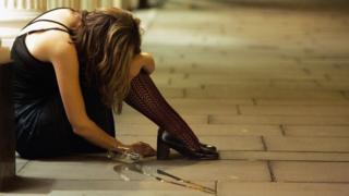 Mujer borracha en vía pública