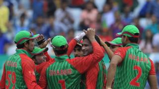 অন্যান্য ক্রিকেটারদের মাঝখানে সাকিব আল হাসান।