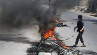 Fumaça dos pneus dificulta visibilidade e permite a rebeldes acessar rotas de abastecimento