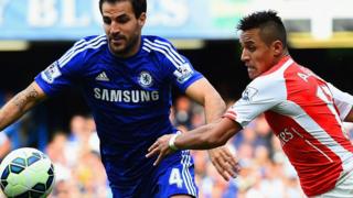 Fabregas akimenyana na Alexis sanchez