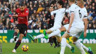 Zlatan Ibrahimovic ataongezewa mkataba wa mwaka mmoja katika klabu ya Man United kulingana na meneja Jose Mourinho