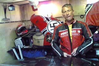 Наемный убийца Надим Аюпов с мотоциклом, намазанным нацистской символикой