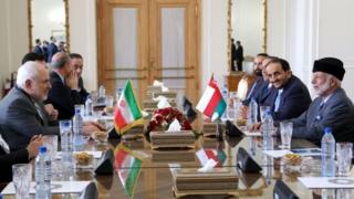 روحاني أخبر وزير الدولة العماني للشؤون الخارجية أن "وجود قوات أجنبية لن يسهم في أمن المنطقة"