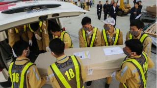 Chuyến bay chở số thi hài này đáp xuống sân bay Nội Bài vào sáng 27/11.