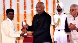 நோயாளிகள் தங்களை பராமரிப்பதற்கு படிக்காத மெக்கானிக் கண்டுபிடித்த "டாய்லெட் படுக்கை"