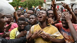 Les fans de DJ Arafat pleurant sa mort à Abidjan.