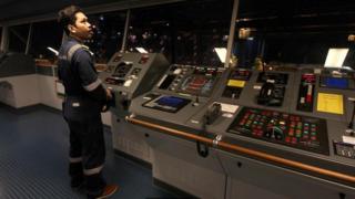 Un miembro de la tripulación del Ebba en la sala de control
