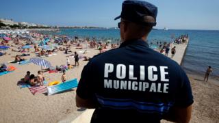 Cannes sahilinde devriye gezen polis, 4 Ağustos 2016