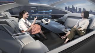 Duas mulheres conversam em carro autônomo da Volvo