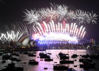 An yi wasan tartsatsin wuta na murnar sabuwar shekarar a gabar tekun Sydney Harbour a Australia.