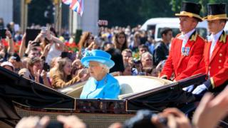 queen-in-a-carriage-at-trooping-the-colour