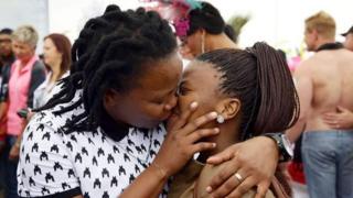 Botswana yiyongereye ku bihugu nk'Afurika y'epfo (abagaragara mu ifoto ni abaho) byakuyeho amategeko ahana abaryamana bahuje igitsina