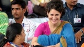 મહિલાઓ વચ્ચે પ્રિયંકા ગાંધી