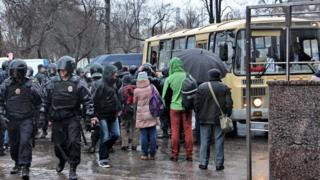 Автобус с задержанными и полиция