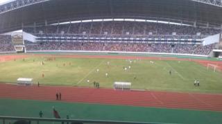 Iyo stade yakira abantu 40000 yari yuzuye no ku bunwa
