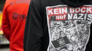 Camisa estampada com a frase: 'Fartos de nazistas'