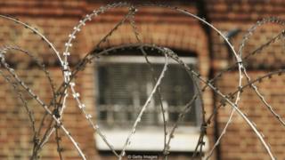 Arame farpado em cadeia