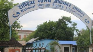 भत्किएको पुरानो भवन अगाडि आयोगको अस्थायी कार्यालय