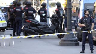 Policías vigilan Las Ramblas