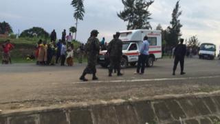 Gari la Ambulance likiwabebwa waliojeruhiwa baada ya polisi kuwafyatulia risasi wakimbizi waliokuwa wakiandamana