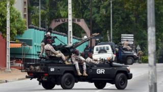 Des soldats ivoiriens patrouillant au quartier général de l'armée à Abidjan le 12 mai 2017.
