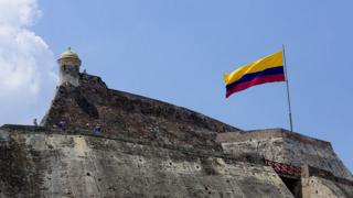 Muralla con bandera de Colombia