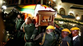 Le corps de l'ancien président zimbabwéen Robert Mugabe arrive au Blue Roof, sa résidence à Borrowdale, Harare, Zimbabwe, le 11 septembre 2019.