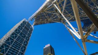 Dos estructuras metálicas contra un cielo azul